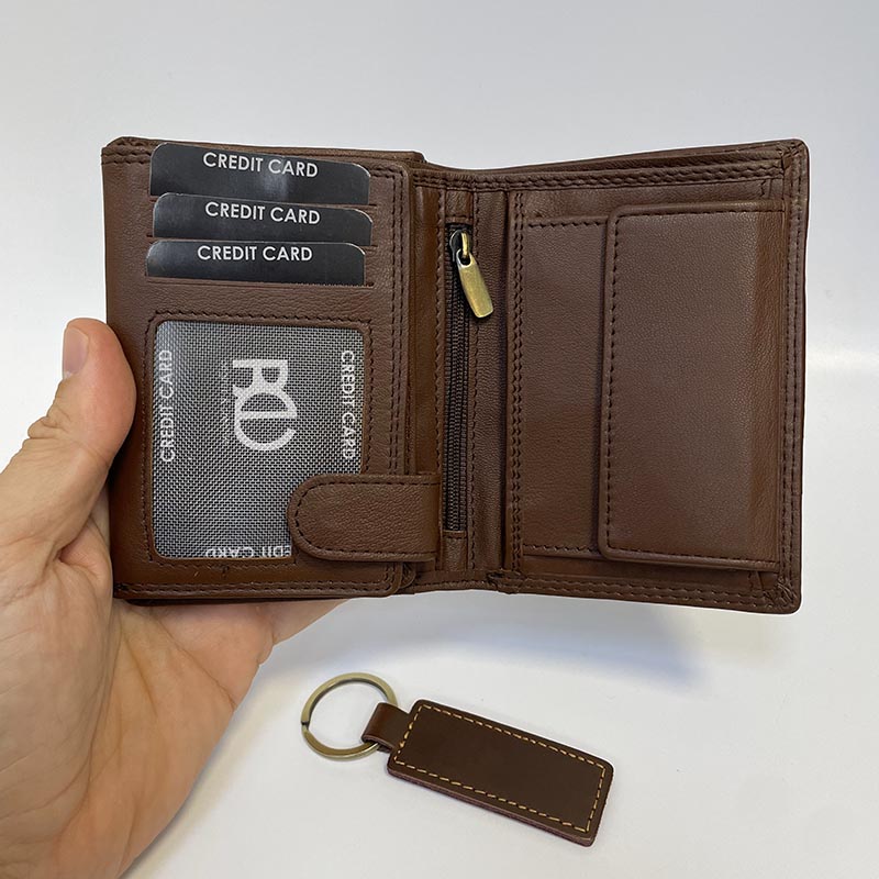 Hnědý kožený set – peněženka a klíčenka s monogramem nebo gravírovanou fotkou
