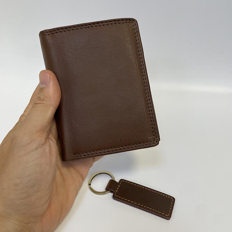 Hnědý kožený set – peněženka a klíčenka s monogramem nebo gravírovanou fotkou