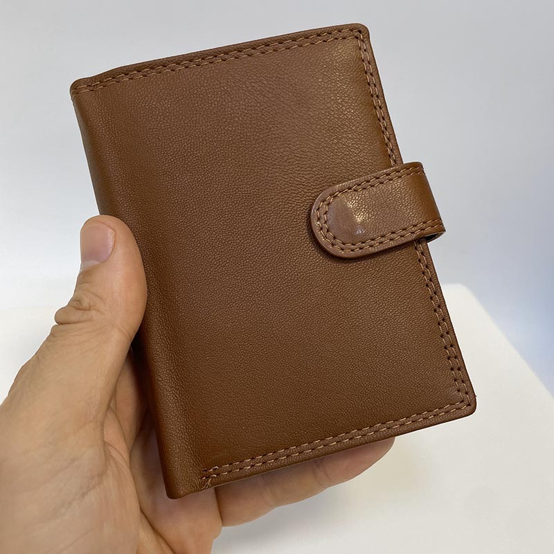 Pánská kožená peněženka BEORIGINAL Leather SOFT hnědá na výšku se zapínáním | RFID ochrana a monogram
