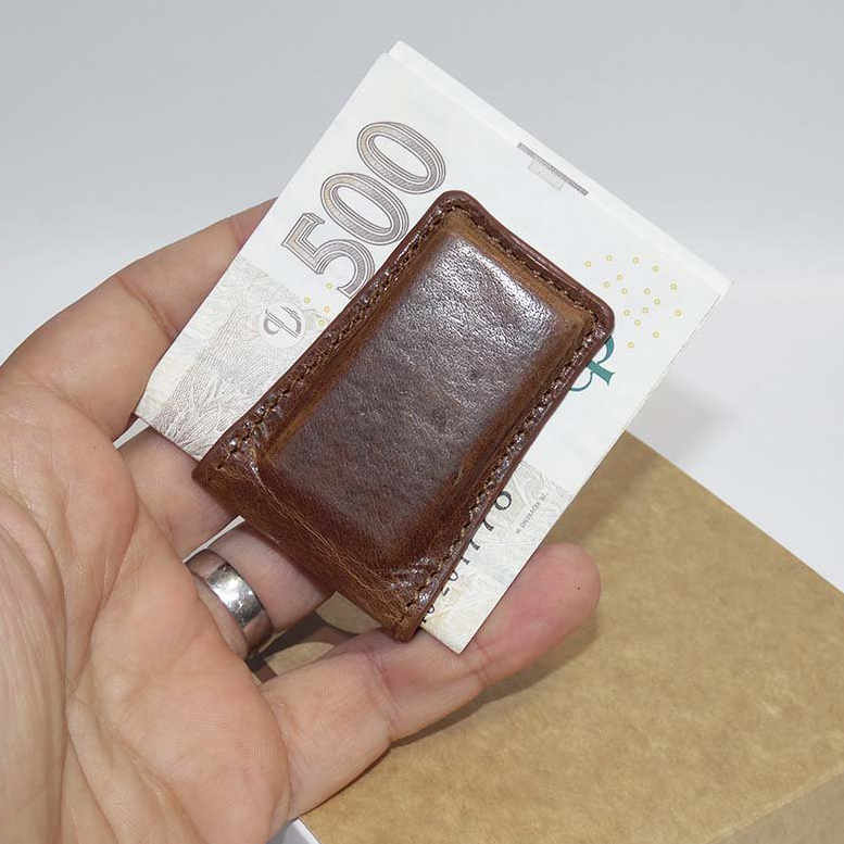 Kožená magnetická spona ROYAL Leather – s monogramem a vlastním textem