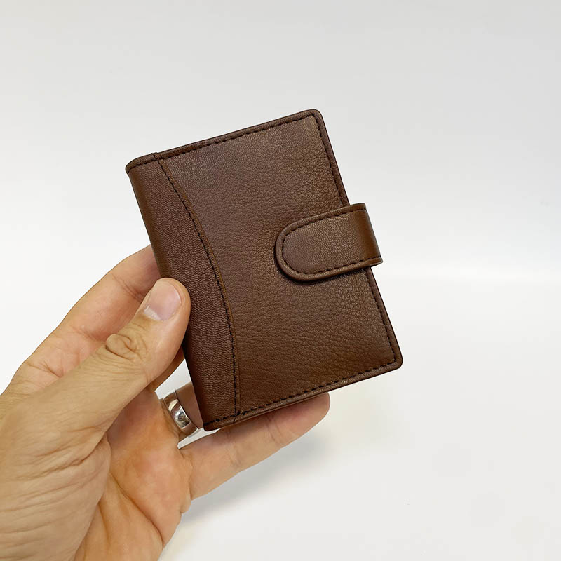 Kožená čokoládově hnědá dokladovka s monogramem zdarma | BEORIGINAL