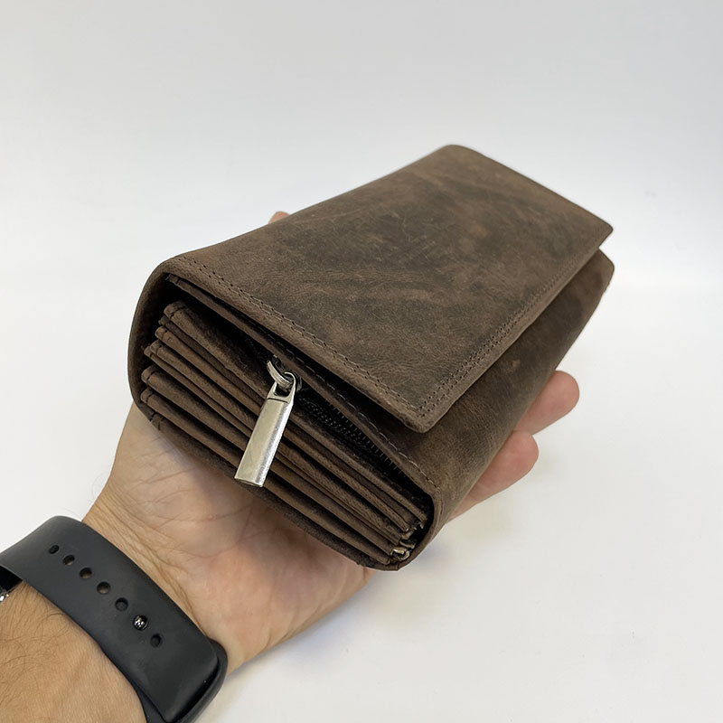 Tmavě hnědá kožená kasírka EXCLUSIVE Leather s monogramem – robustní a elegantní