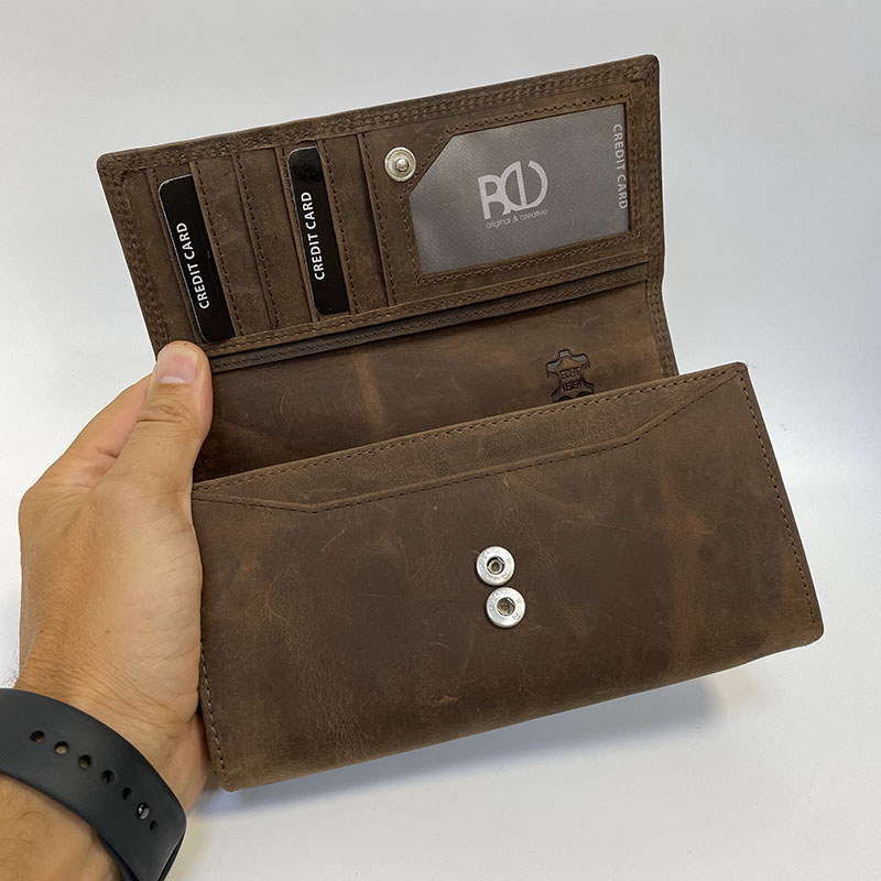 Tmavě hnědá kožená kasírka EXCLUSIVE Leather s monogramem – robustní a elegantní