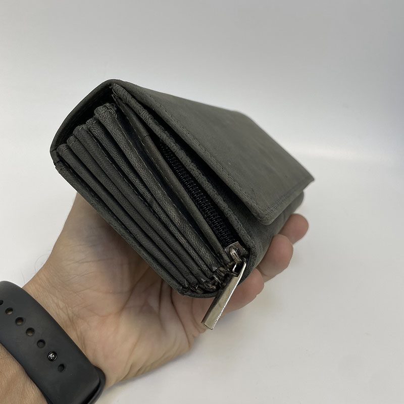 Černá kožená kasírka EXCLUSIVE Leather s monogramem – robustní a elegantní volba