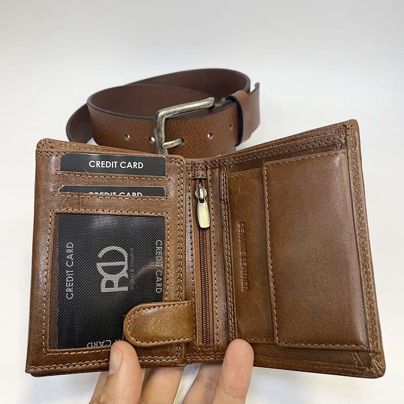 Hnědý kožený set ROYAL – peněženka na výšku bez zapínání + pásek s monogramem