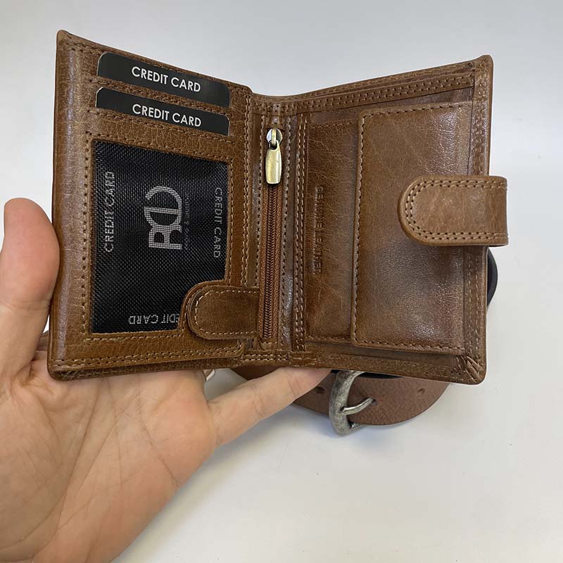 Luxusní hnědý kožený set ROYAL – peněženka se zapínáním + pásek s monogramem