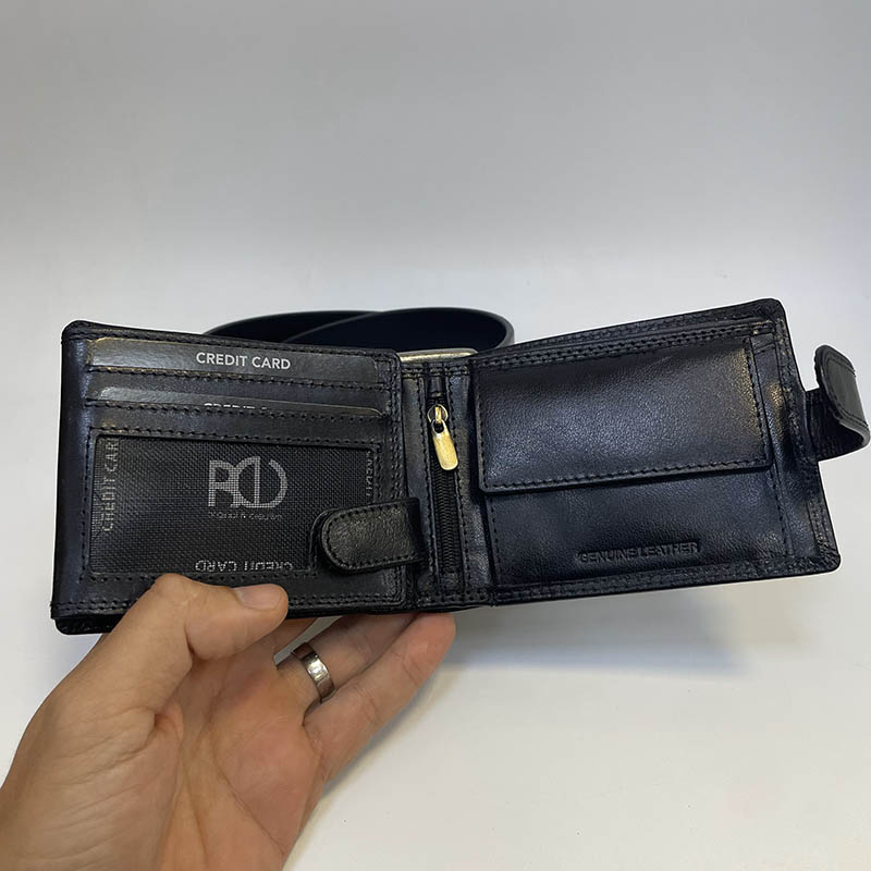 Černý kožený set ROYAL EXCLUSIVE – peněženka se zapínáním + pásek s monogramem