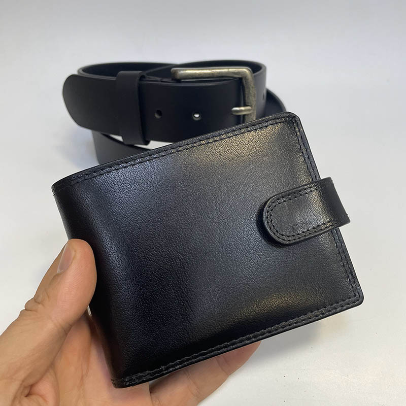 Černý kožený set ROYAL EXCLUSIVE – peněženka se zapínáním + pásek s monogramem