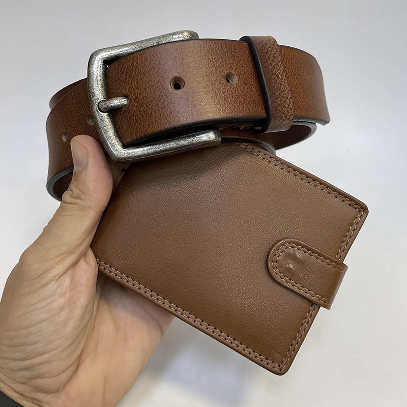 Pánský světle hnědý kožený set NAPPA – peněženka se zapínáním a pásek s monogramem