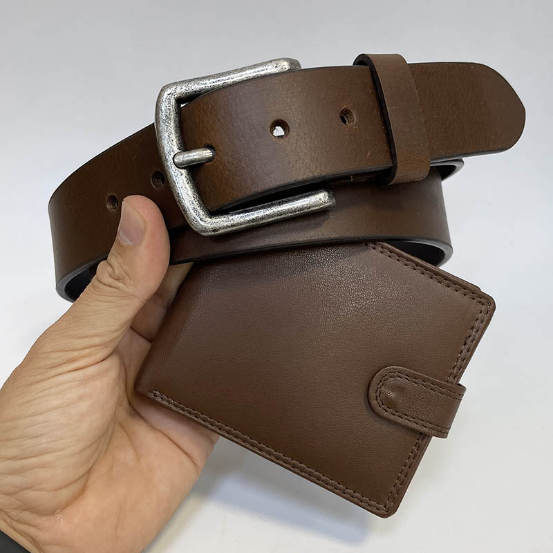 Hnědý pánský set z jemné kůže NAPPA – peněženka na šířku + pásek s monogramem