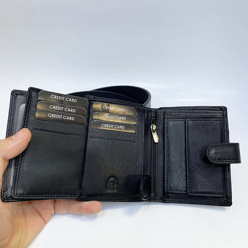 Černý kožený set NAPPA s monogramem – stylový pásek a peněženka se zapínáním
