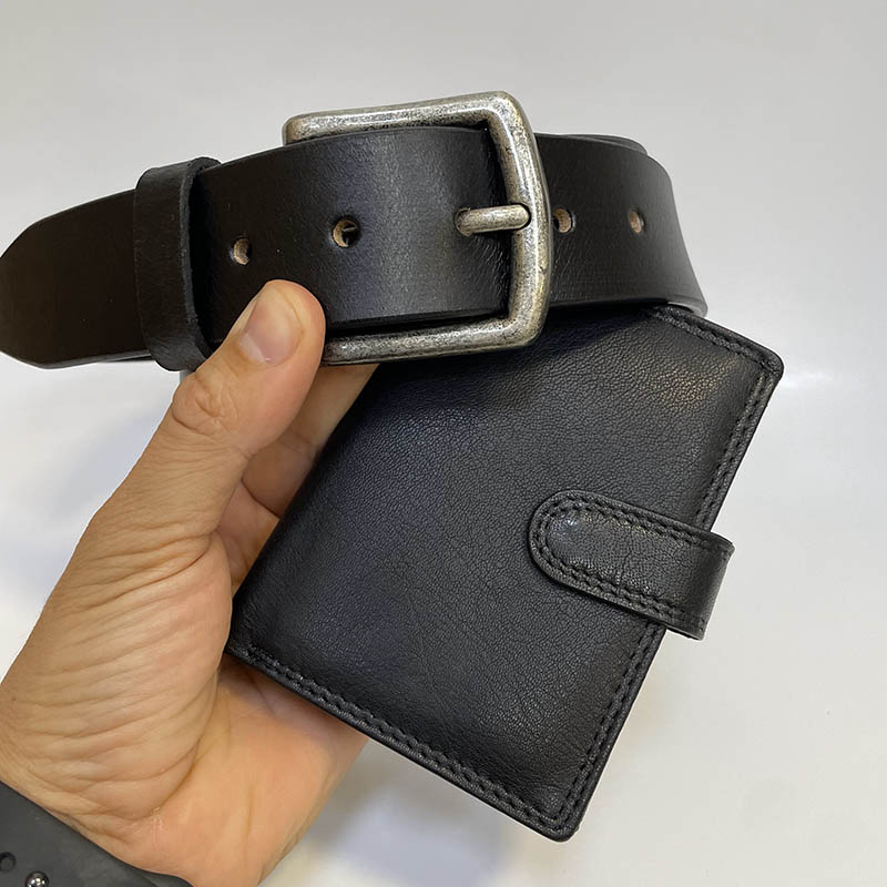 Černý kožený set NAPPA s monogramem – stylový pásek a peněženka se zapínáním
