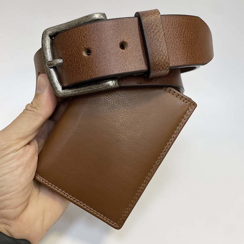 Světle hnědý kožený set NAPPA – pásek a peněženka bez zapínání s monogramem