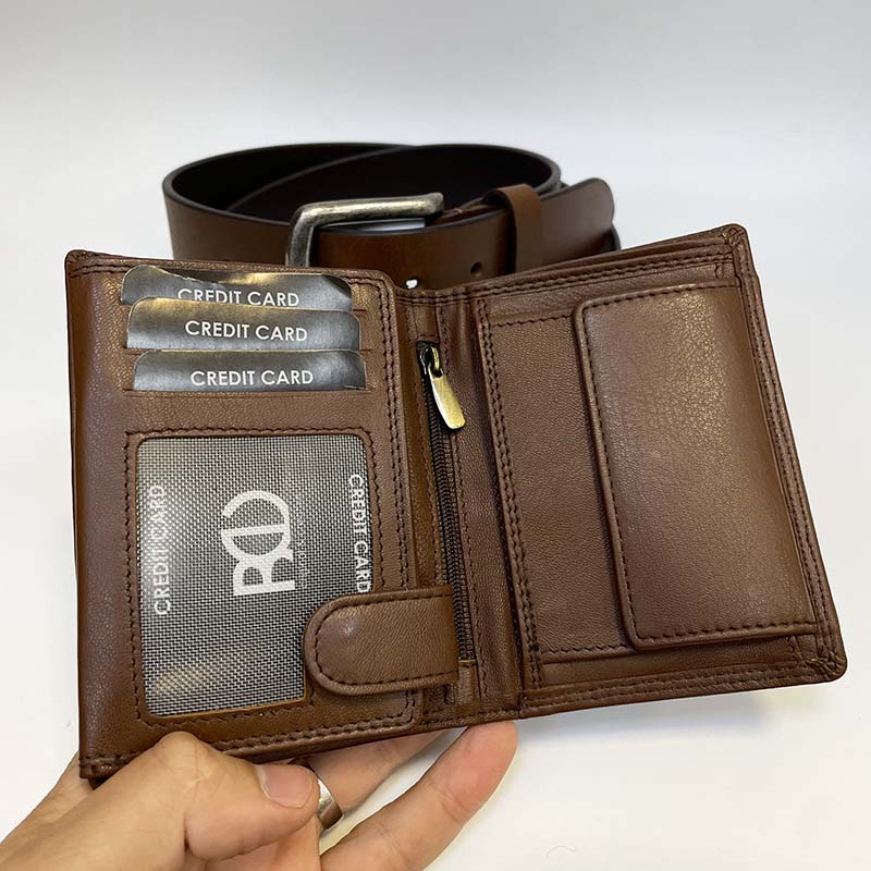 Tmavě hnědý kožený set NAPPA – peněženka bez zapínání a pásek s monogramem