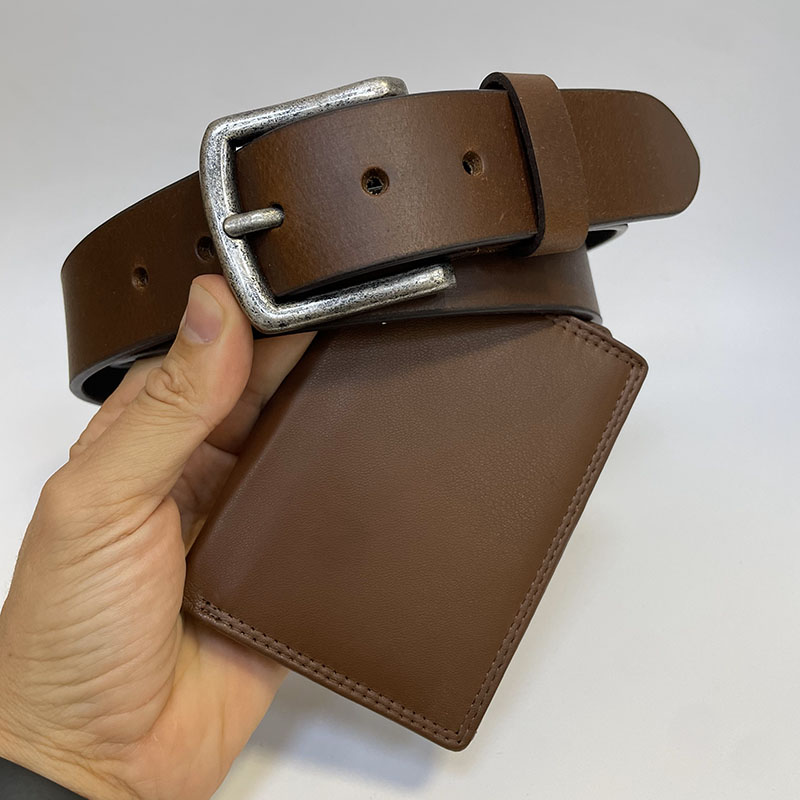 Tmavě hnědý kožený set NAPPA – peněženka bez zapínání a pásek s monogramem
