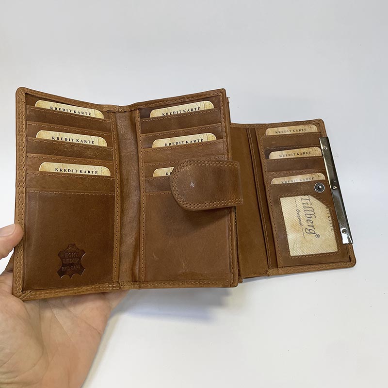 Hnědá kožená peněženka TILLBERG s RFID, monogramem nebo fotkou