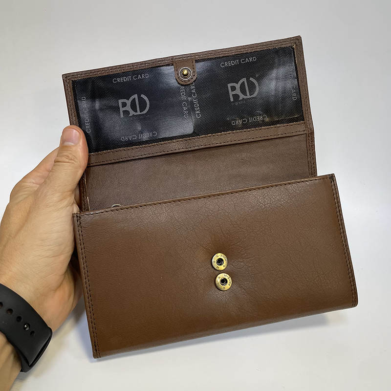 Tmavě hnědá kožená kasírka NAPPA Leather s monogramem – luxusní a odolná volba