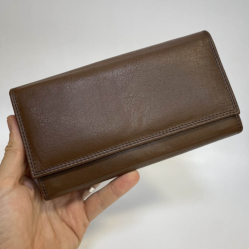 Tmavě hnědá kožená kasírka NAPPA Leather s monogramem – luxusní a odolná volba