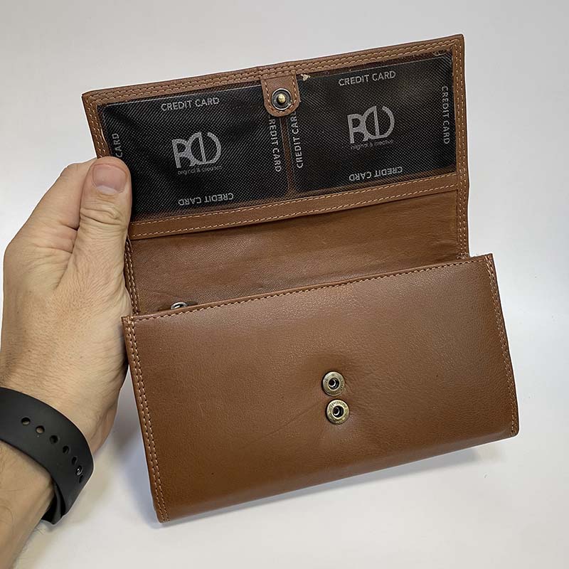 Hnědá kožená kasírka NAPPA Leather s monogramem – stylová volba pro barmany a kurýry