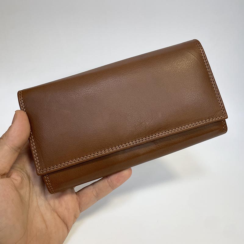 Hnědá kožená kasírka NAPPA Leather s monogramem – stylová volba pro barmany a kurýry