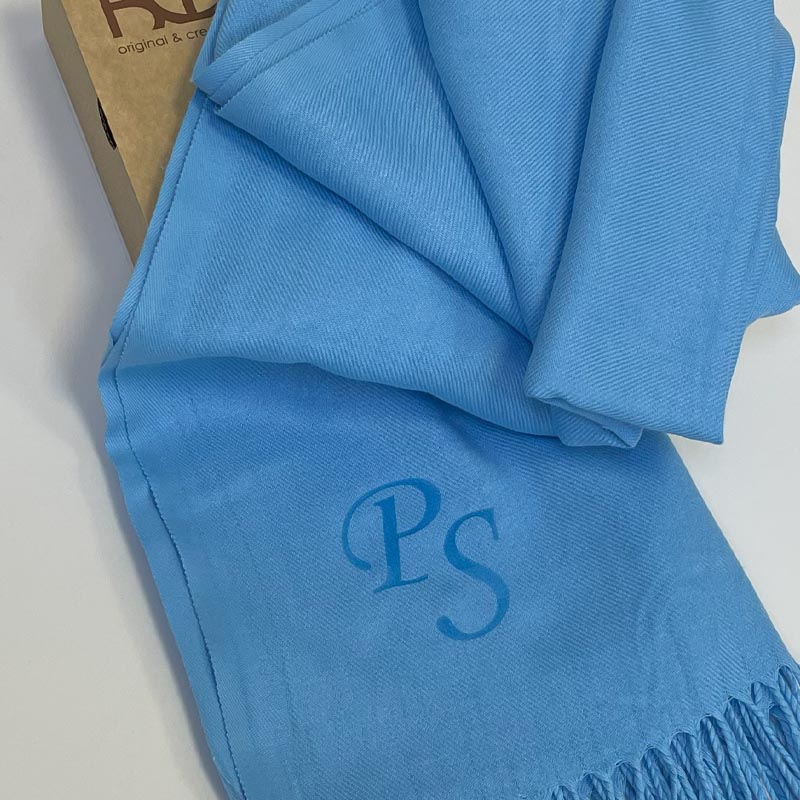 Luxusní modrá pašmína s monogramem – elegantní dárek na míru