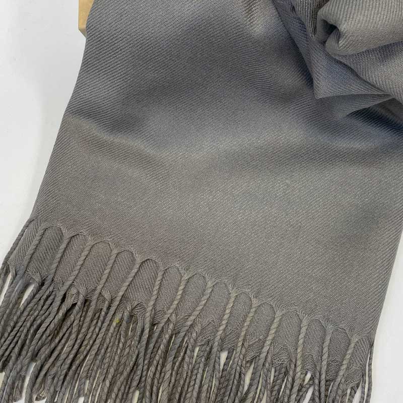 Luxusní šedá pašmína s monogramem – elegantní a osobní doplněk