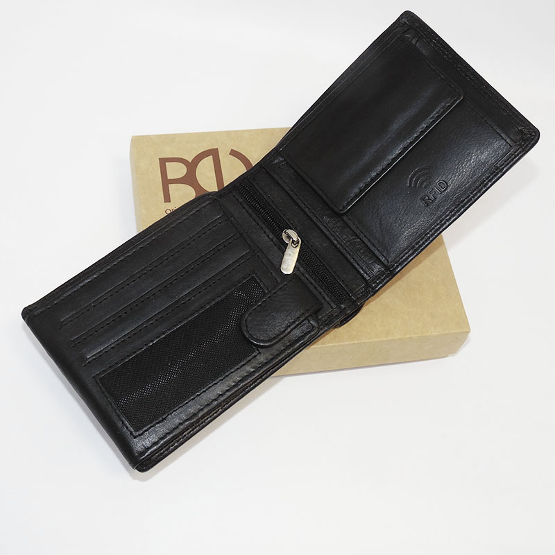 Černá kožená peněženka s monogramem – osobní styl