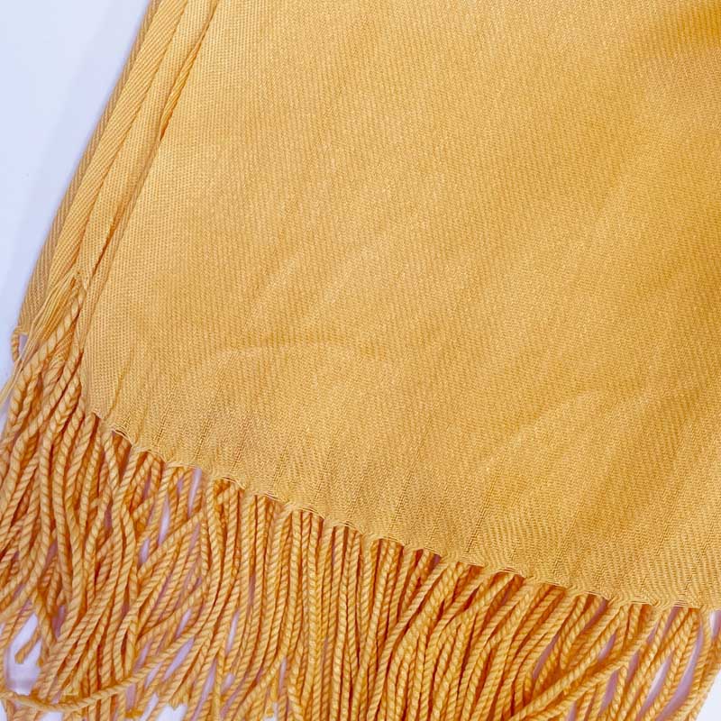 Luxusní světle oranžová pašmína s vlastním monogramem – styl a originalita
