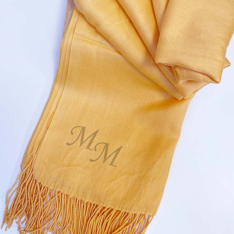 Luxusní světle oranžová pašmína s vlastním monogramem – styl a originalita