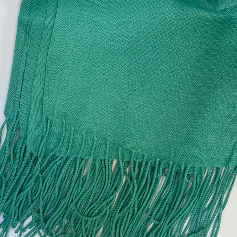 Zelená pašmína s monogramem – Elegantní dámská šála s vlastním textem