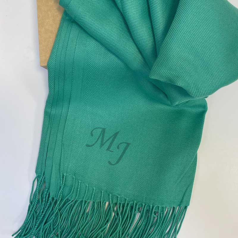 Zelená pašmína s monogramem – Elegantní dámská šála s vlastním textem