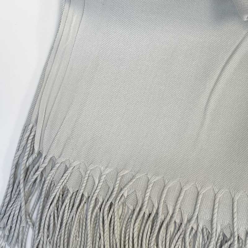 Světle šedá pašmínová šála s monogramem – osobitý styl a elegance