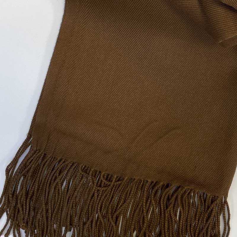 Hnědá pašmína s vlastním monogramem – Elegantní šála s osobním textem | Tvujoriginal.cz