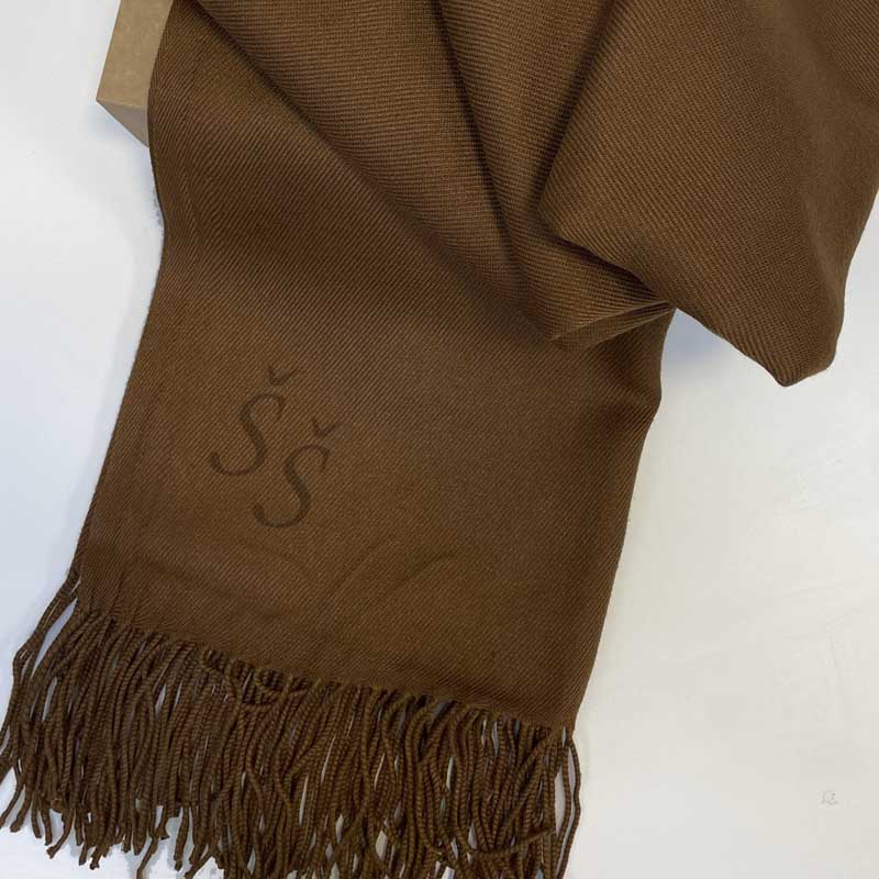 Hnědá pašmína s vlastním monogramem – Elegantní šála s osobním textem | Tvujoriginal.cz