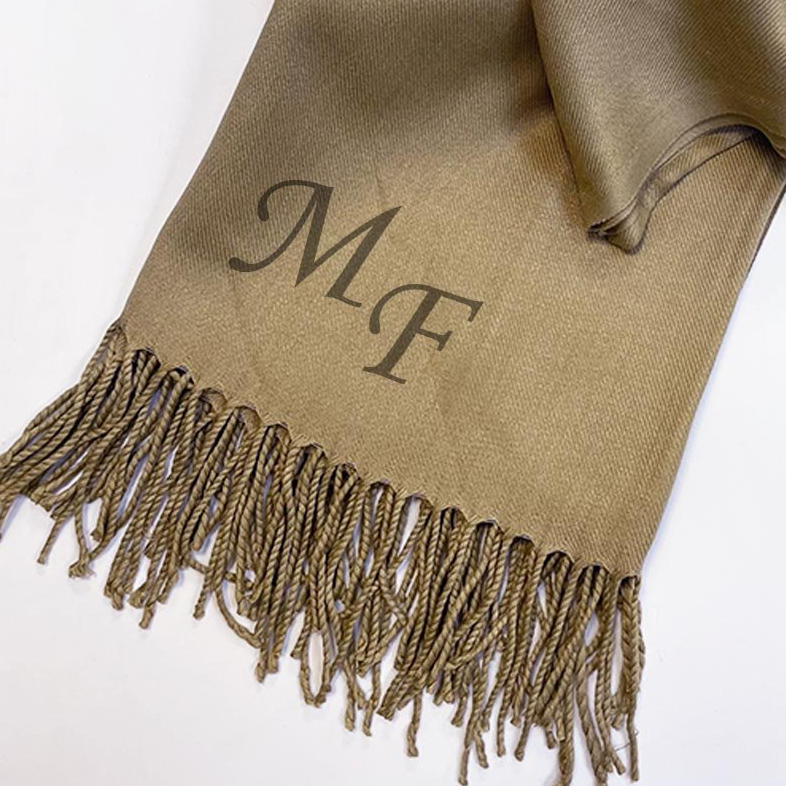 Luxusní světle hnědá pašmína s monogramem – elegantní a osobní styl