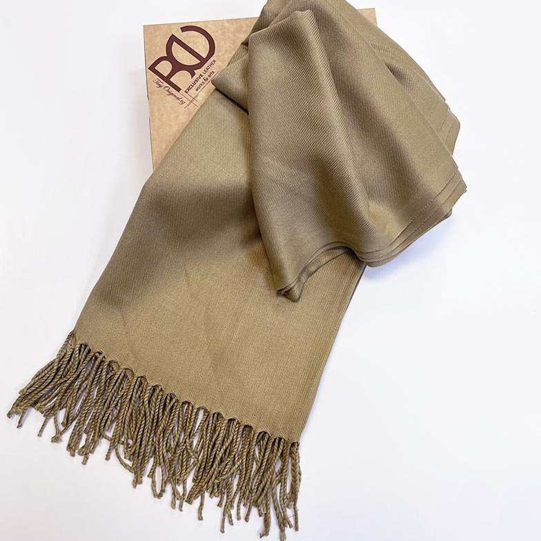 Luxusní světle hnědá pašmína s monogramem – elegantní a osobní styl