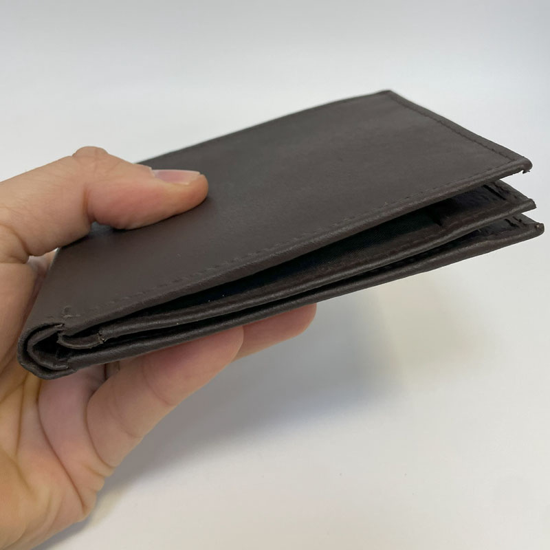Hnědá kožená slim peněženka s monogramem zdarma | BEORIGINAL