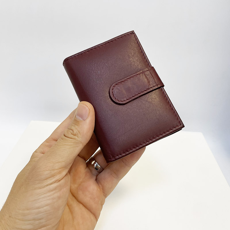 Vínová peněženka s monogramem | GURU LEATHER