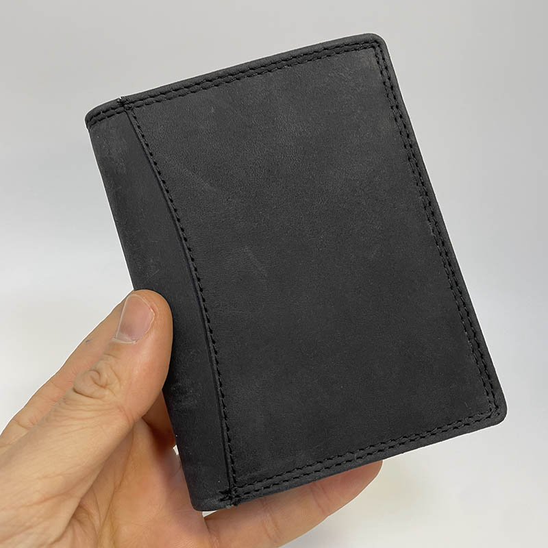 Černá kožená peněženka na výšku s monogramem GURU