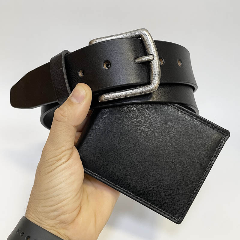 Černý kožený set peněženka a pásek s monogramem