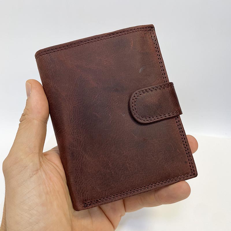 Luxusní pánská peněženka na výšku se zapínáním – pravá kůže, monogram a personalizace