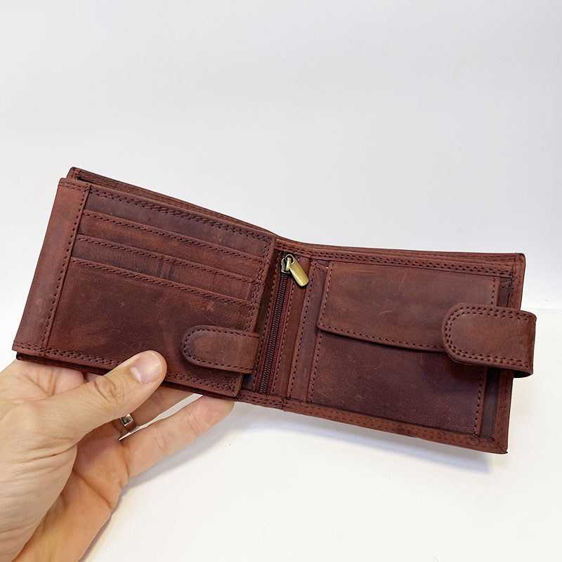 Kožená pánská peněženka na šířku se zapínáním a monogramem – elegantní a osobní dárek