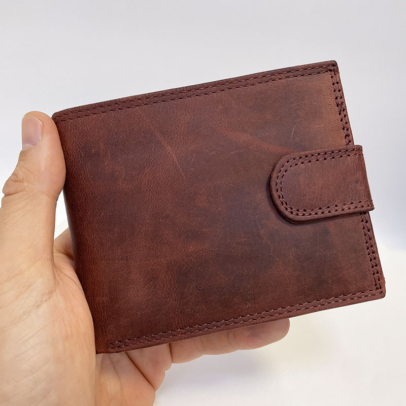Kožená pánská peněženka na šířku se zapínáním a monogramem – elegantní a osobní dárek