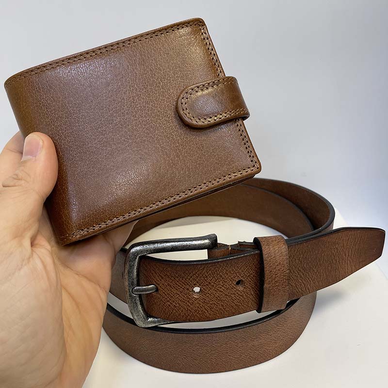 Pánský hnědý kožený set ROYAL – peněženka a pásek s monogramem