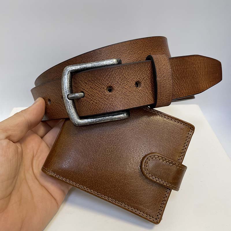 Pánský hnědý kožený set ROYAL – peněženka a pásek s monogramem