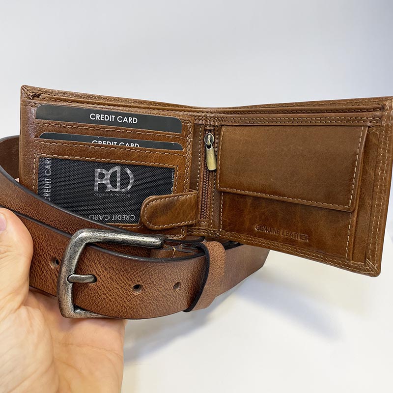 Luxusní kožený set peněženky a pásku s monogramem