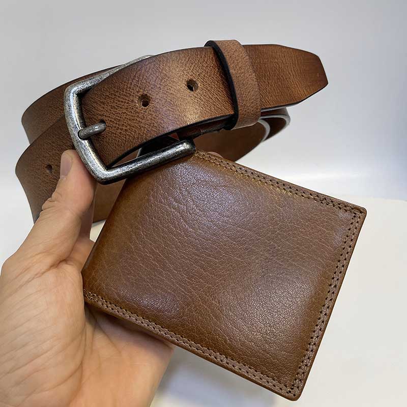 Luxusní kožený set peněženky a pásku s monogramem