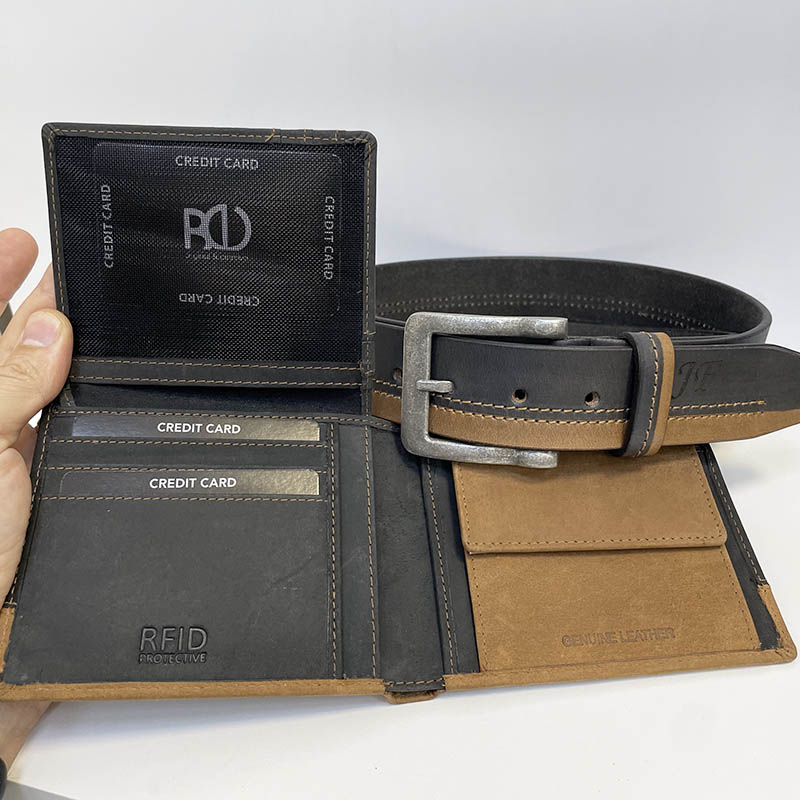 Kožený set peněženka a pásek s monogramem