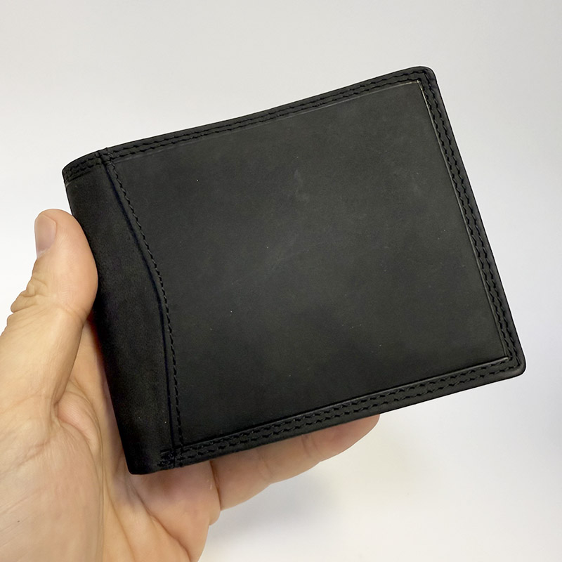 Černá kožená peněženka GURU s vlastním monogramem