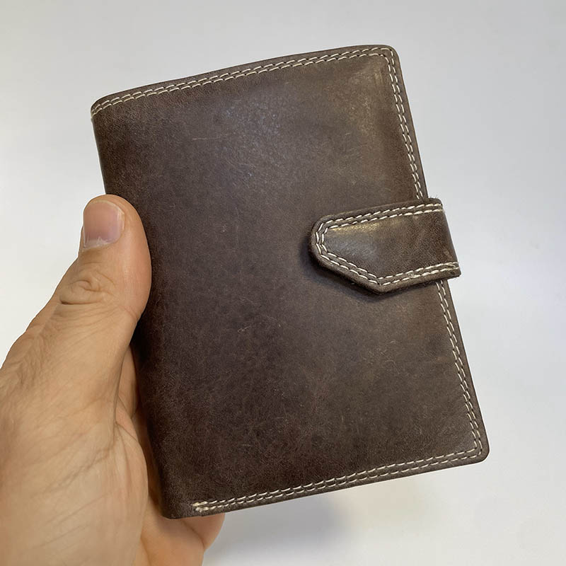 Pánská tmavě hnědá kožená peněženka GURU s monogramem | Pravá kůže, elegantní styl